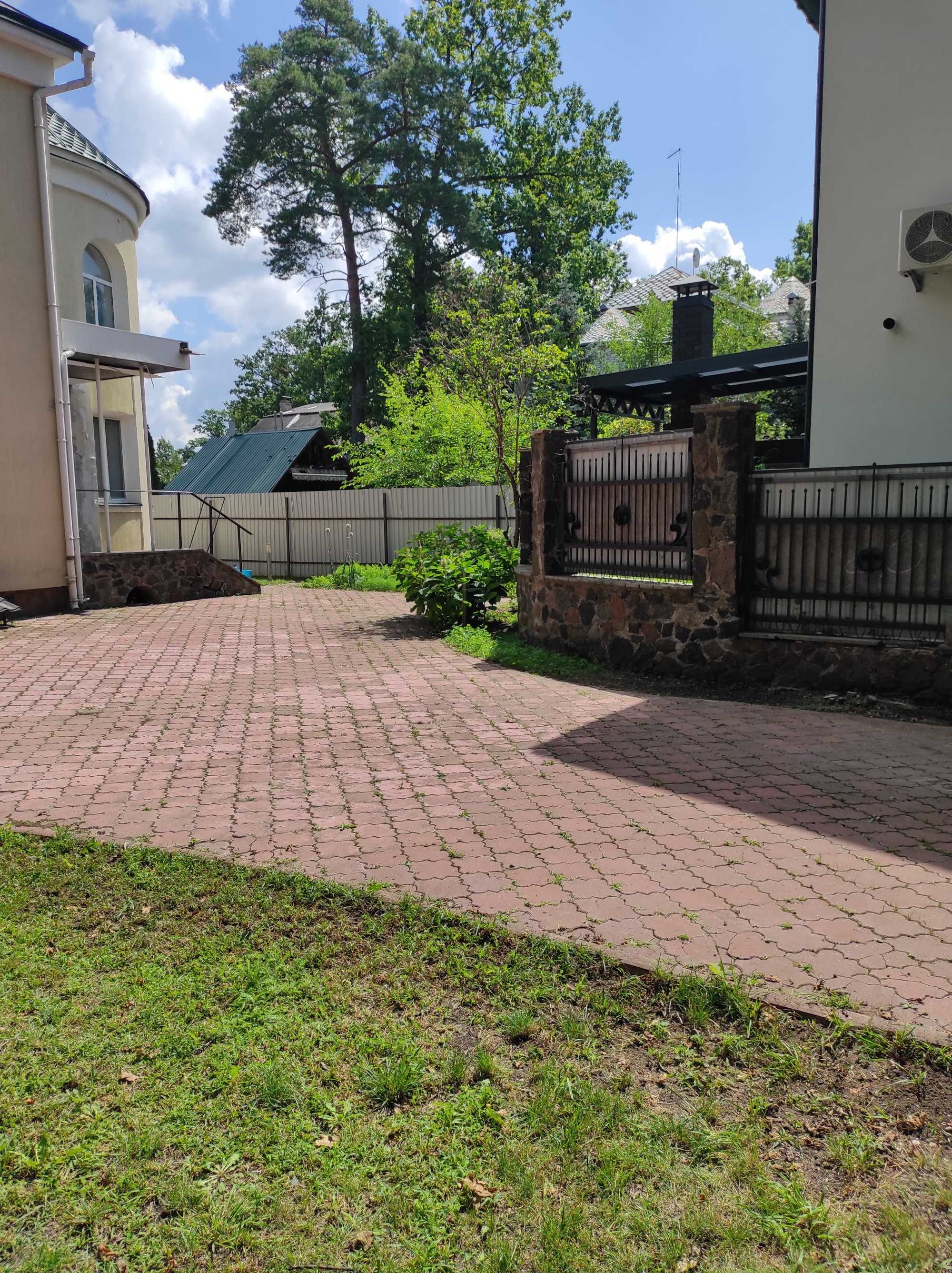 Парковка на  подвір'ї приватного будинку.