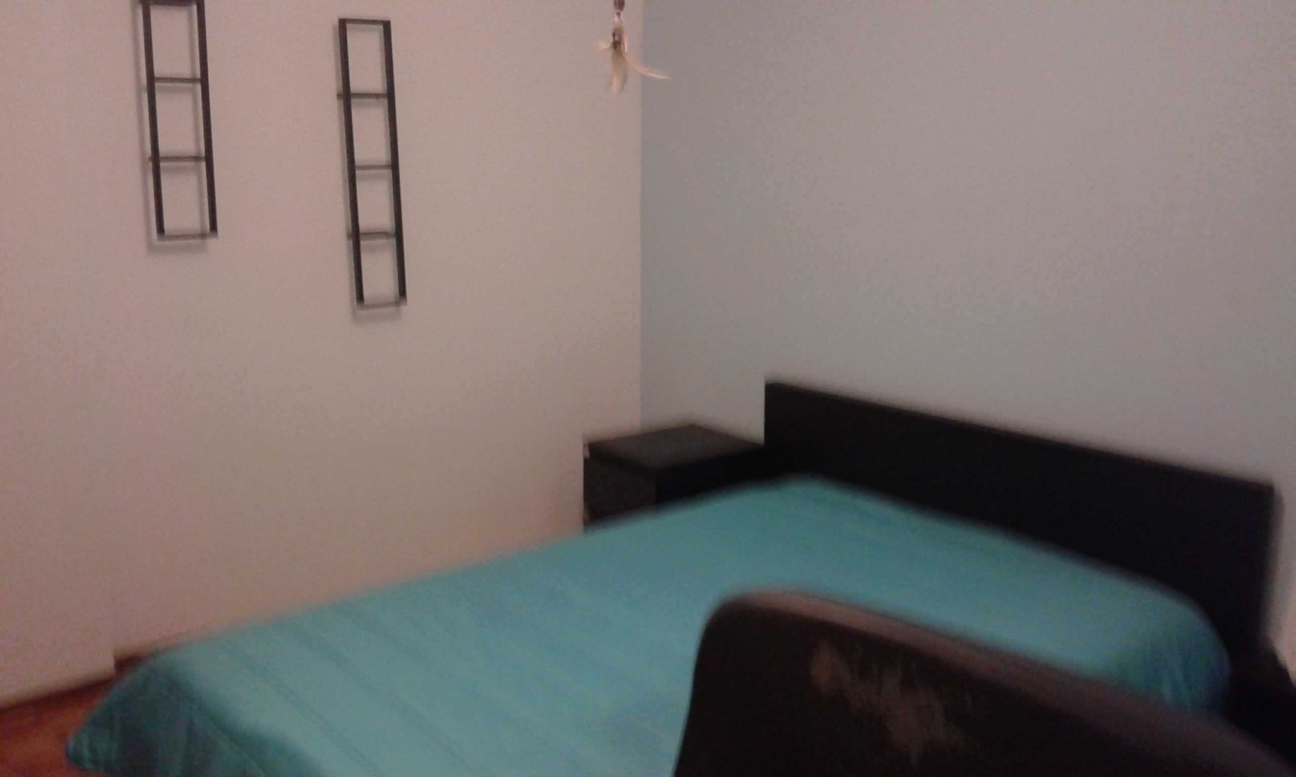 Quarto com cama de casal (só para uma pessoa)