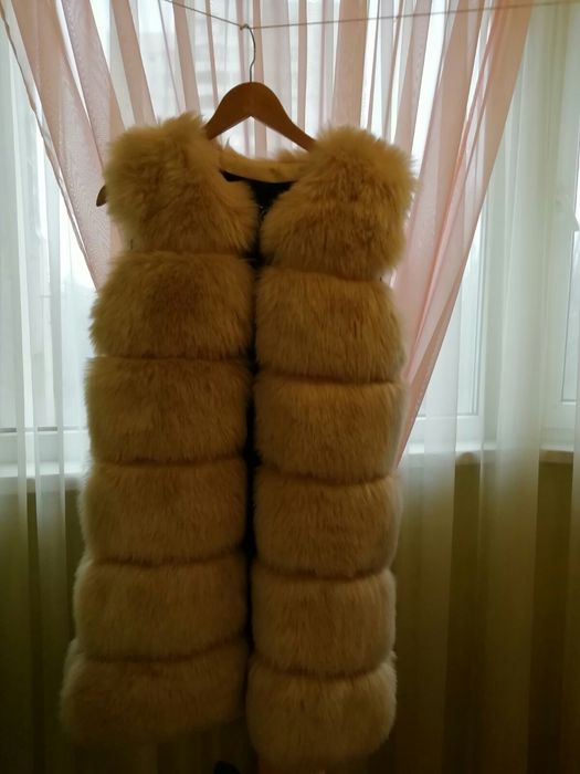 Продам желетку.один раз одела почти новая.