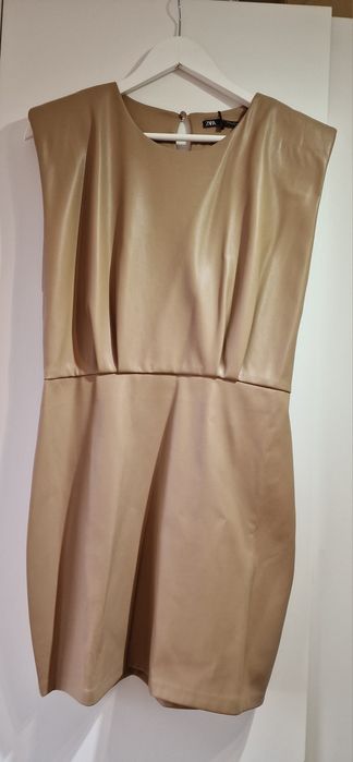 Beżowa, krótka "skórzana" sukienka Zara bez rękawów.