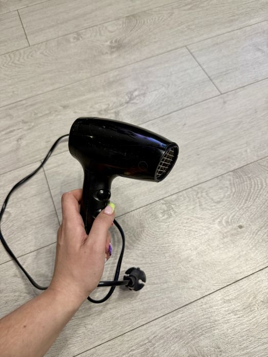 Suszarka do włosów czarna marki Remington