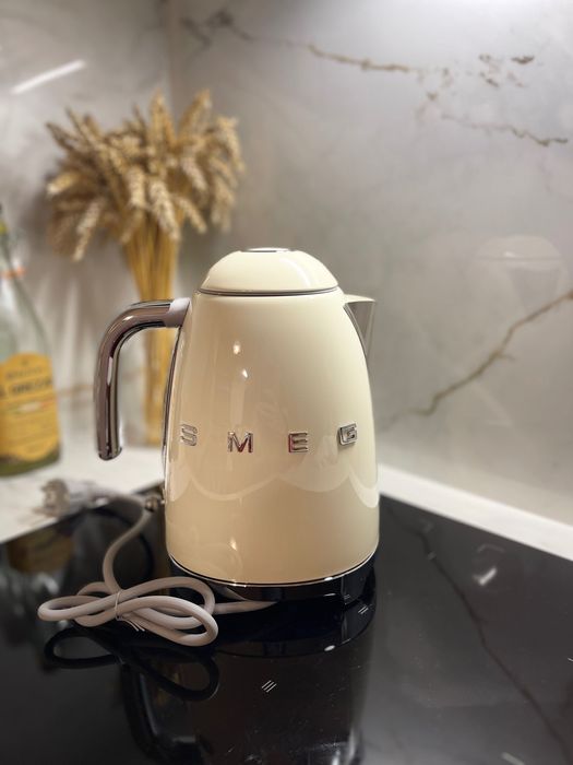 Czajnik Smeg 1,7l model KLF03 kremowy