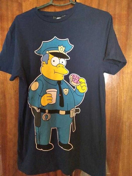 Мужские  футболки simpsons . Кленсі Віггам .
 . Гомер Симпсон.