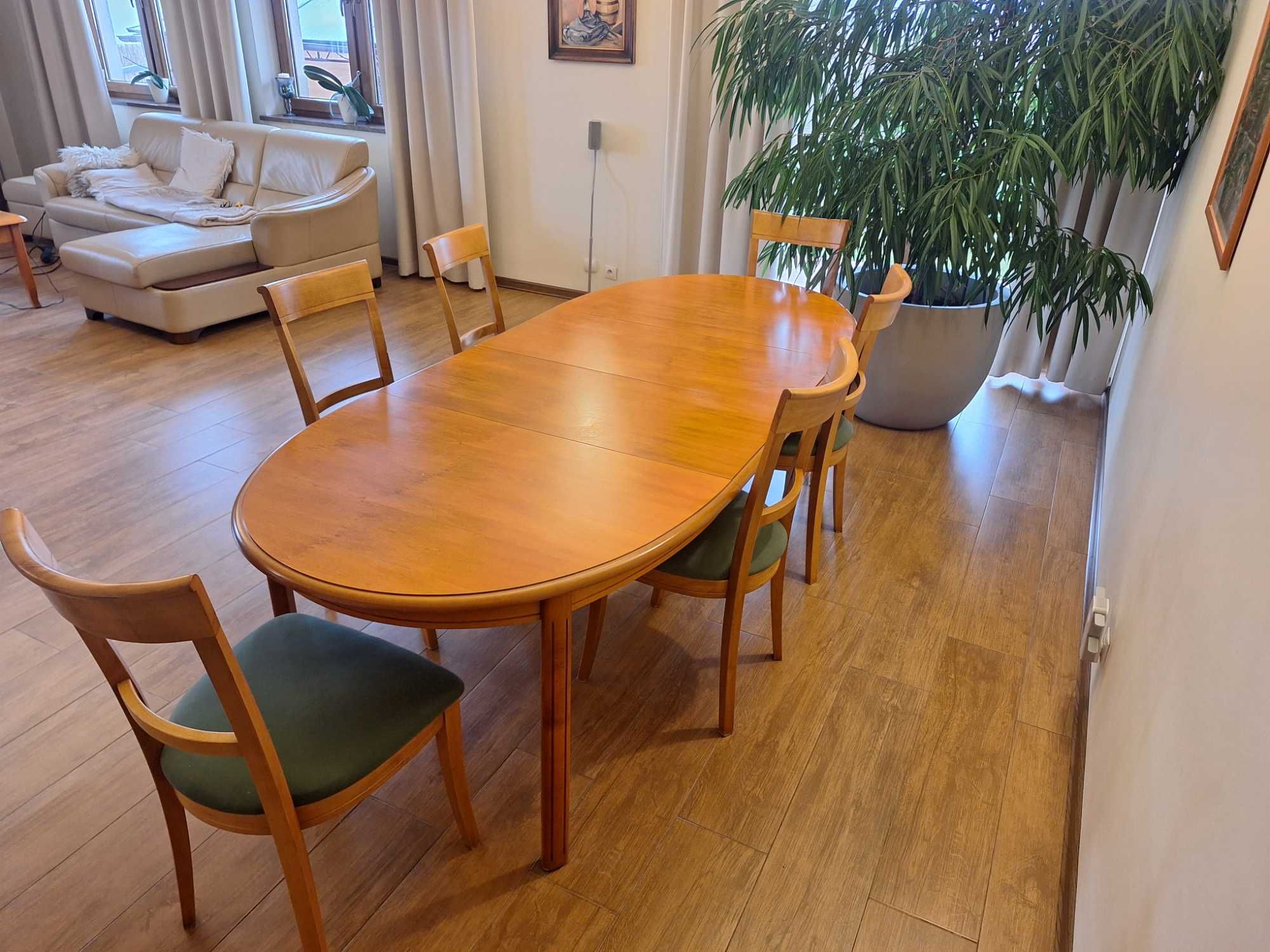 Stół z krzesłami i stolikiem kawowym