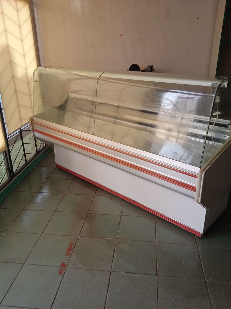 Продам холодильну вітрину б/у