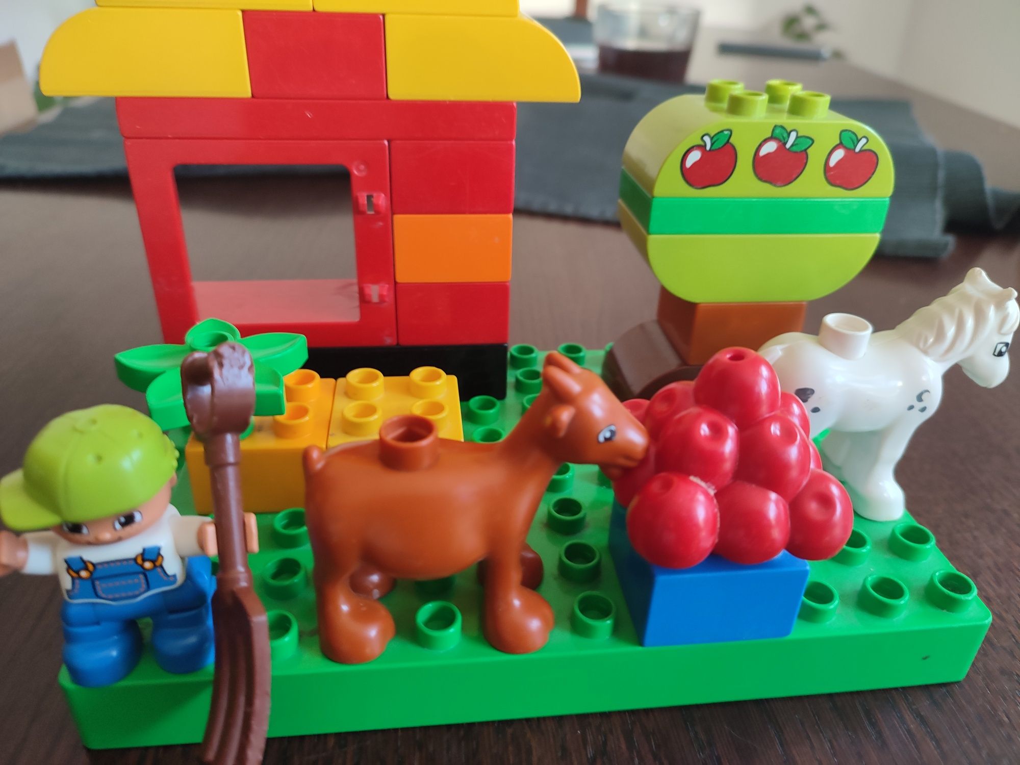 LEGO Duplo rolnik z domkiem i kozą, koniem, drzewo, roślina, jabłka