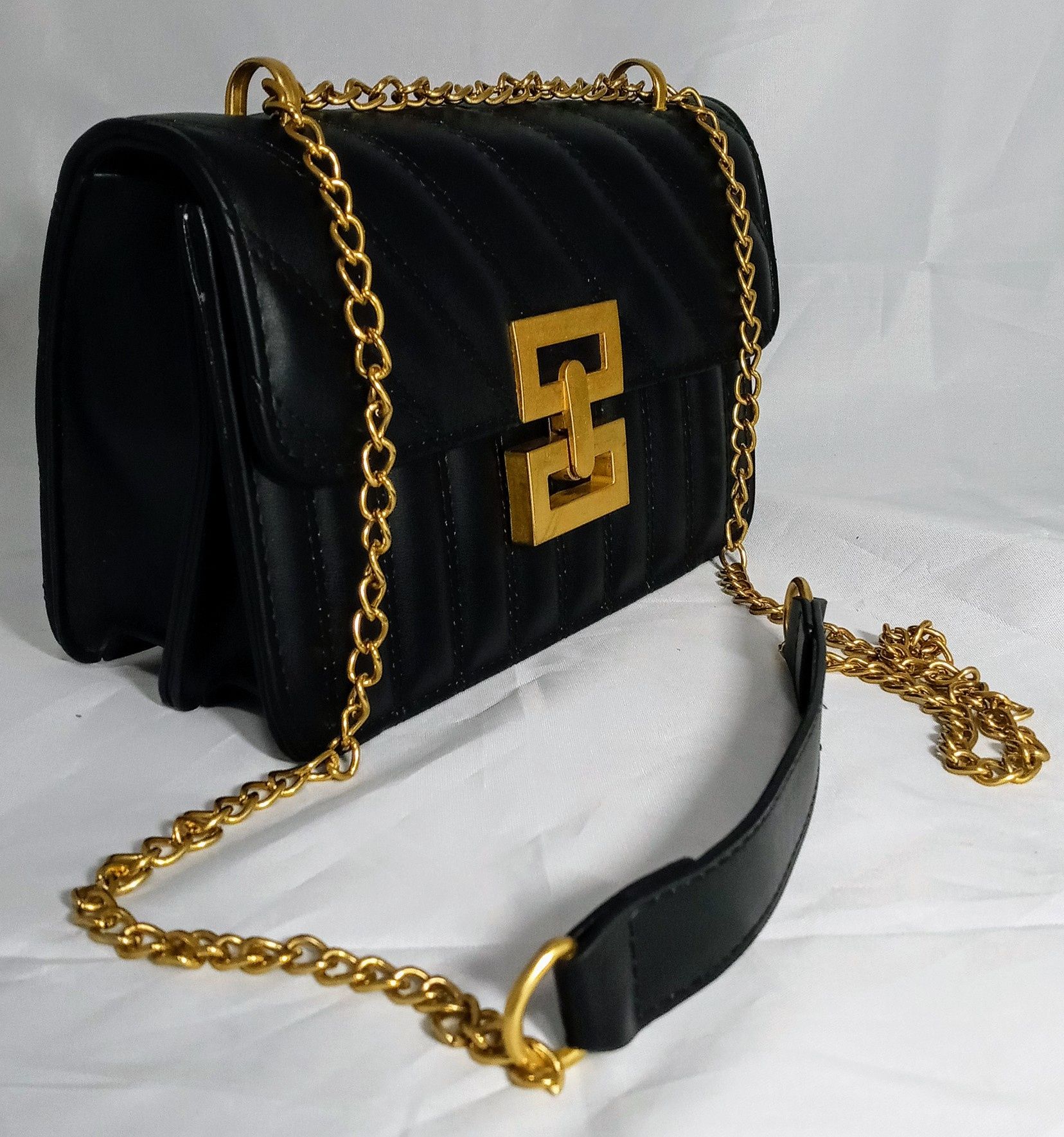 Czarna, elegancka torebka, łańcuszek, złote elementy-NOWA