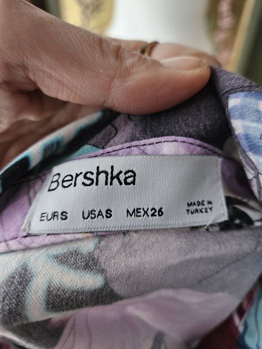 Damska koszula krótka crop z długim rękawem S Bershka kolorowa z wzore