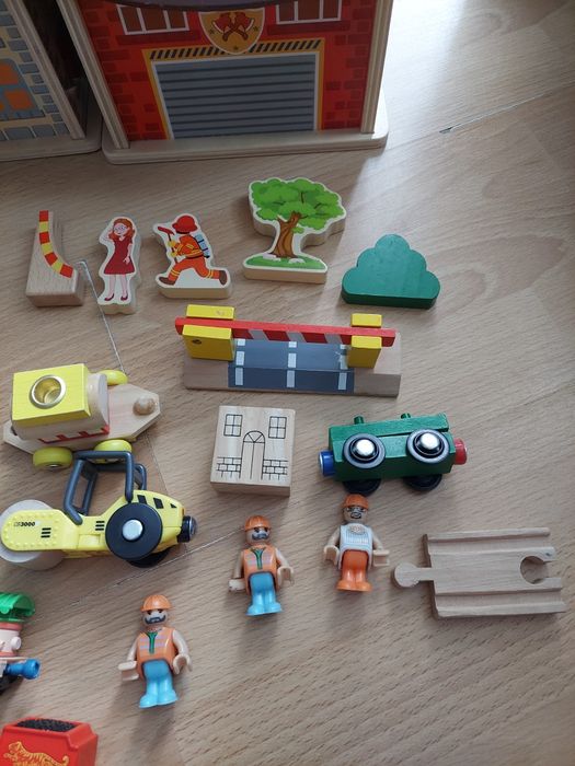 Domek drewniany stacyjkowo ciuchcie