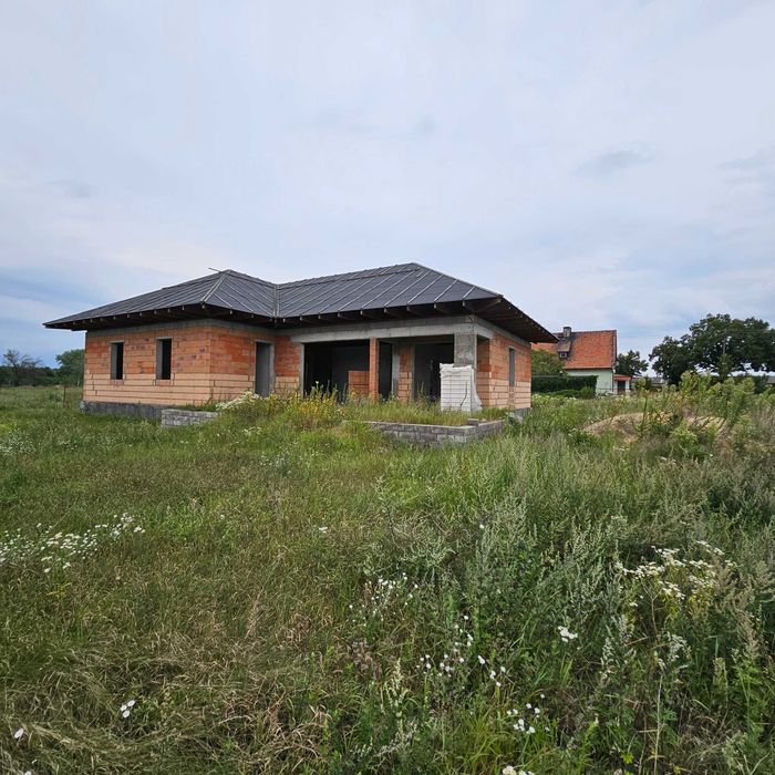 Dom blisko Leszna - 4 sypialnie, salon z aneksem. Działka 2000m²