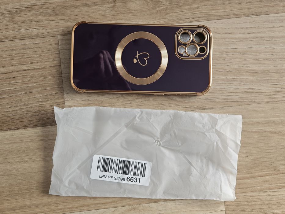 Nowe Etui Magnesowe na iPhone 13 – Fioletowo-Złote z Motywem Serca