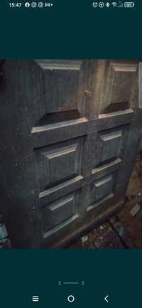 Porta antiga de madeira com vidros