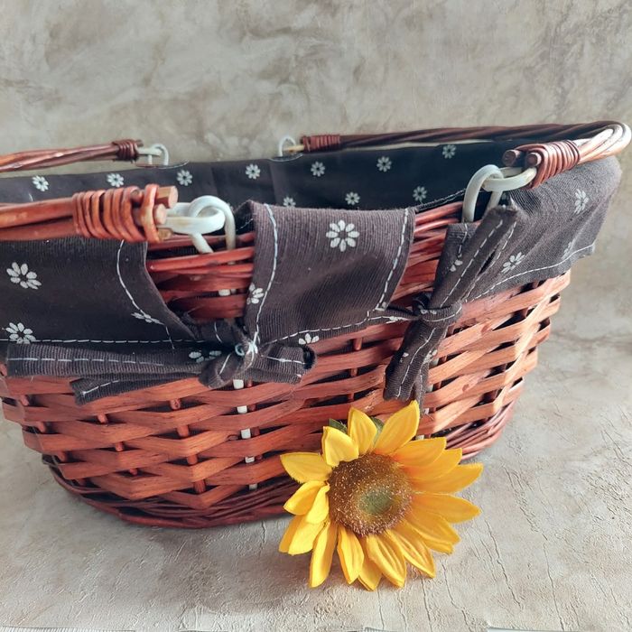 Koszyk ze składanymi uchwytami, zdobiony materiałem. Przedmiot prezent