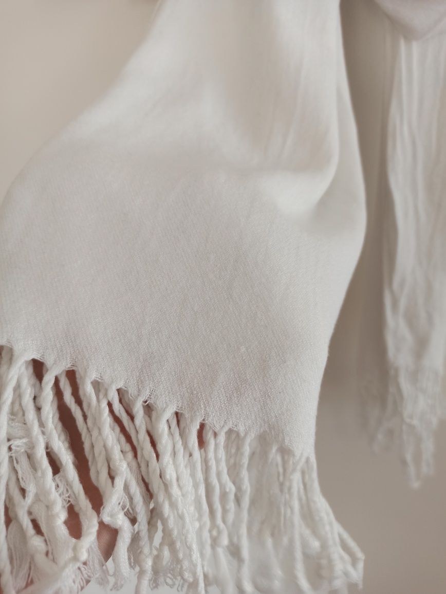 Biały bawełniany szalik chusta z frędzlami wiosenny lekki elegancki