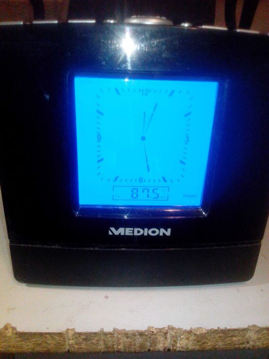 Радио-часы с CD-плеером.Tevion Stereo CD-uhrenradio MD82959