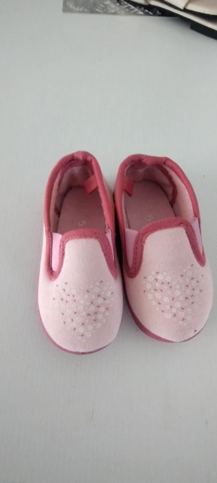 Buty dla dziewczynki/ kapcie r 22