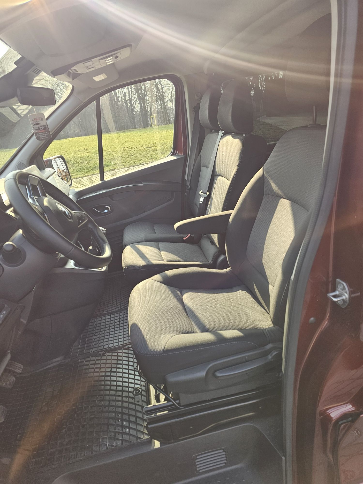 Renault Trafic 9-cio osobowy Wynajem Busa. Wypozyczalnia Busów