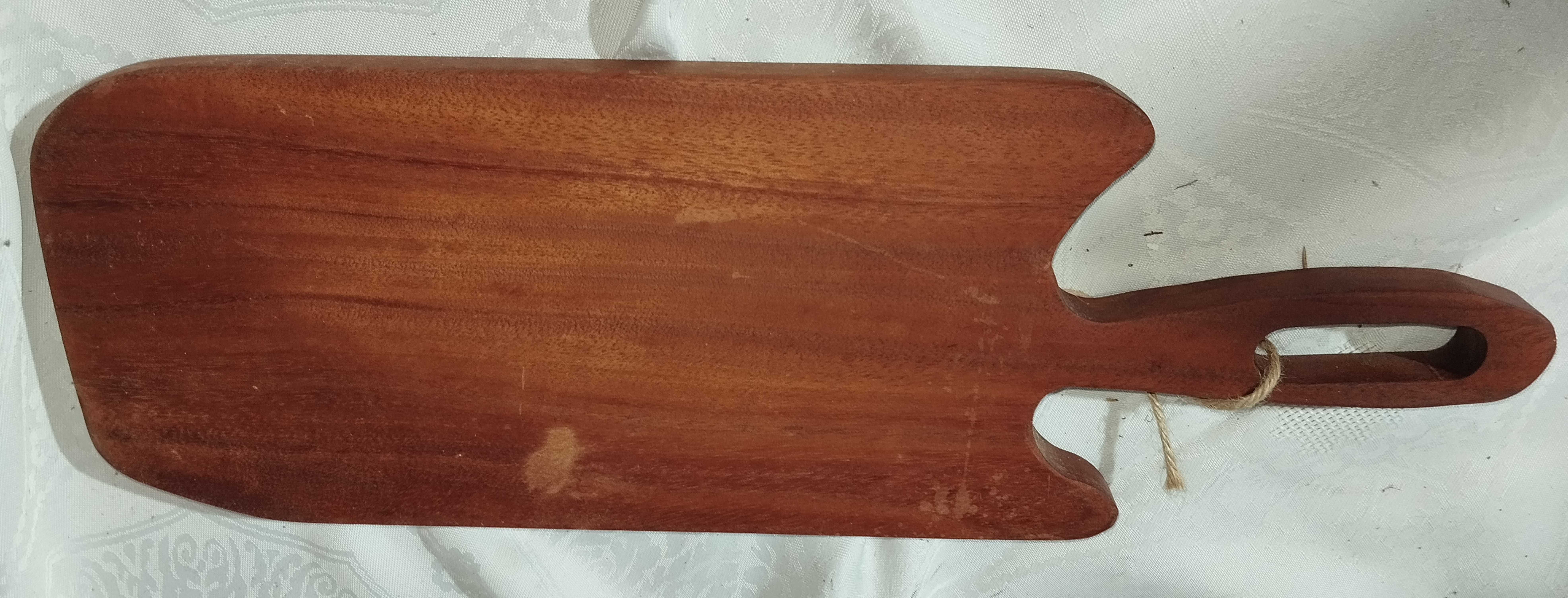 Drewniana deska z drewna machoniowego