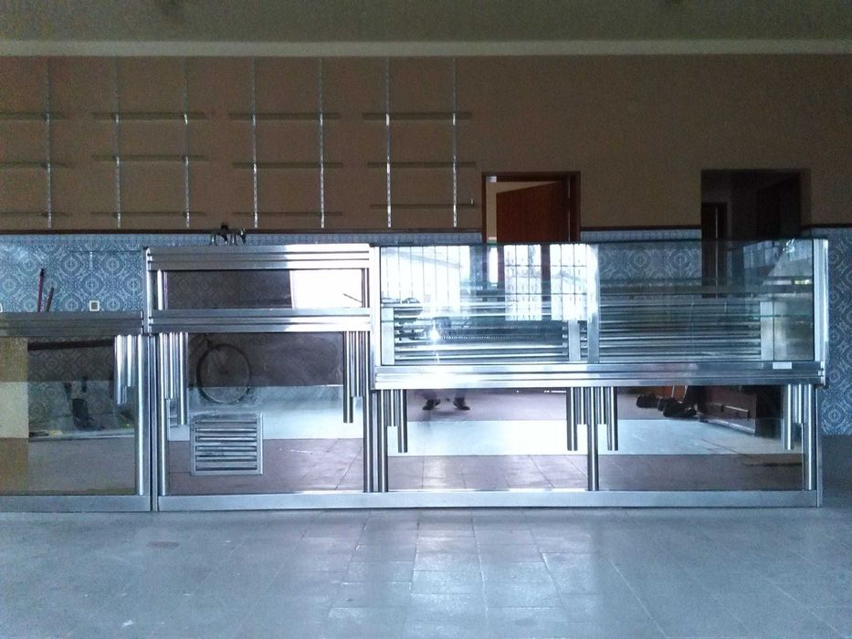 Balcão inox  a funcionar para desocupar