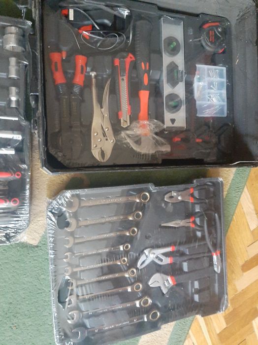 Большой набор инструментов в чемодане на колесах