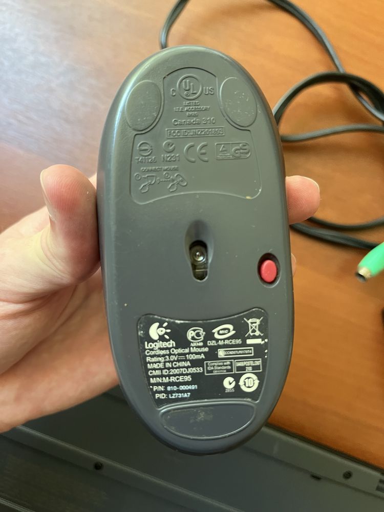 Безпровідна  клавіатура Logitech з мишкою і фурнітурою..