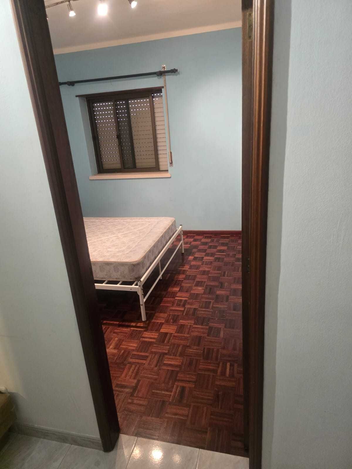 Quarto Mobilado para Alugar – Atouguia da Baleia – 300€/mês
