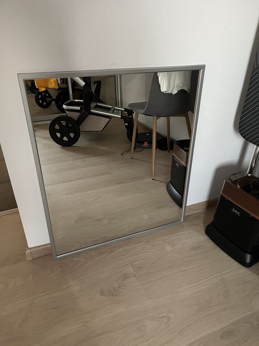 Lustro w drewnianej ramie