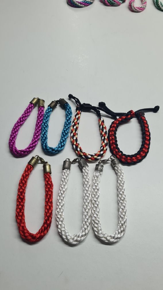 Pulseiras kumihimo em fio de seda