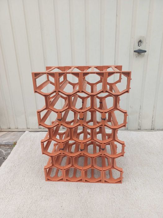 Garrafeira em plástico para 25 garrafas