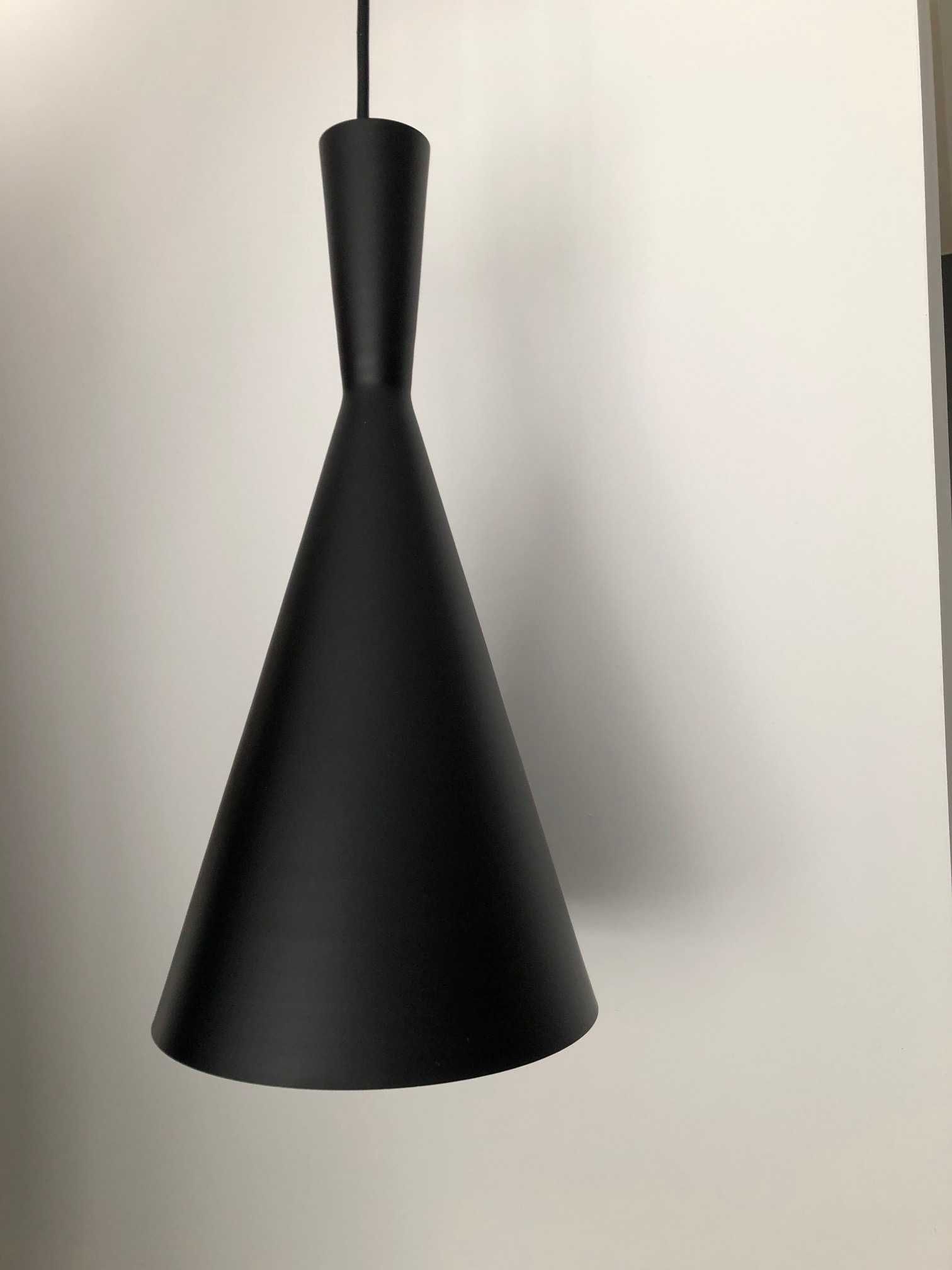 Czarna lampa wisząca do salonu