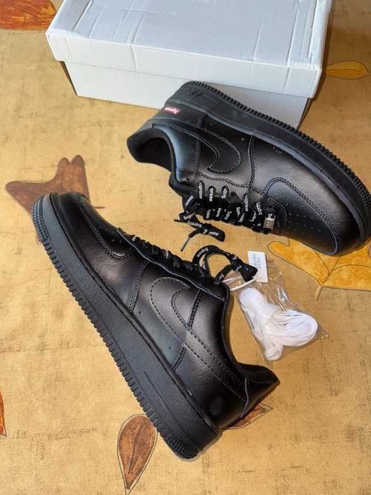 Buty meskie Mokasyny Nike_Air_Force_1_Low_Supreme_Black R.44.5
