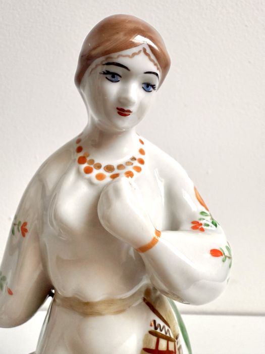 Figurka porcelana Połonne dziewczyna 1