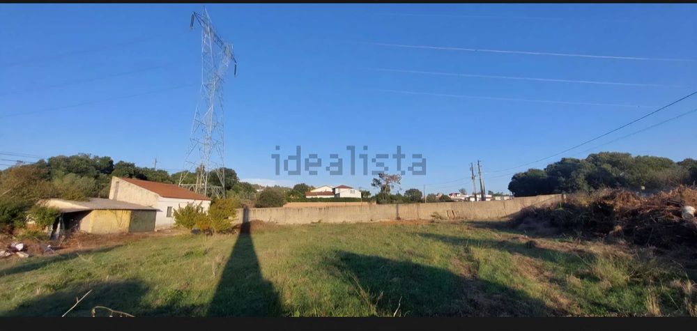 Terreno murado com Casa T1 e poço, a 30 min de Santarém