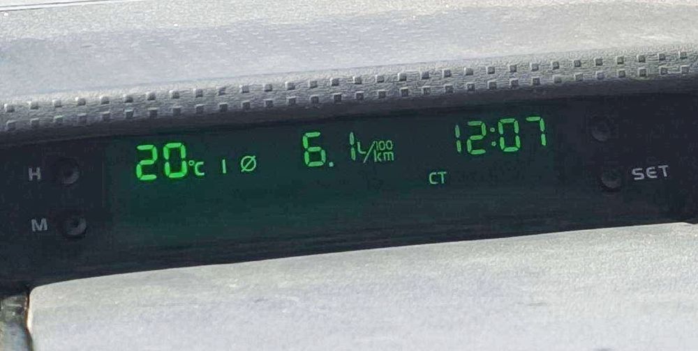 Odświeżony LCD Mitsubishi zmwyświetlacz zegar MR587777