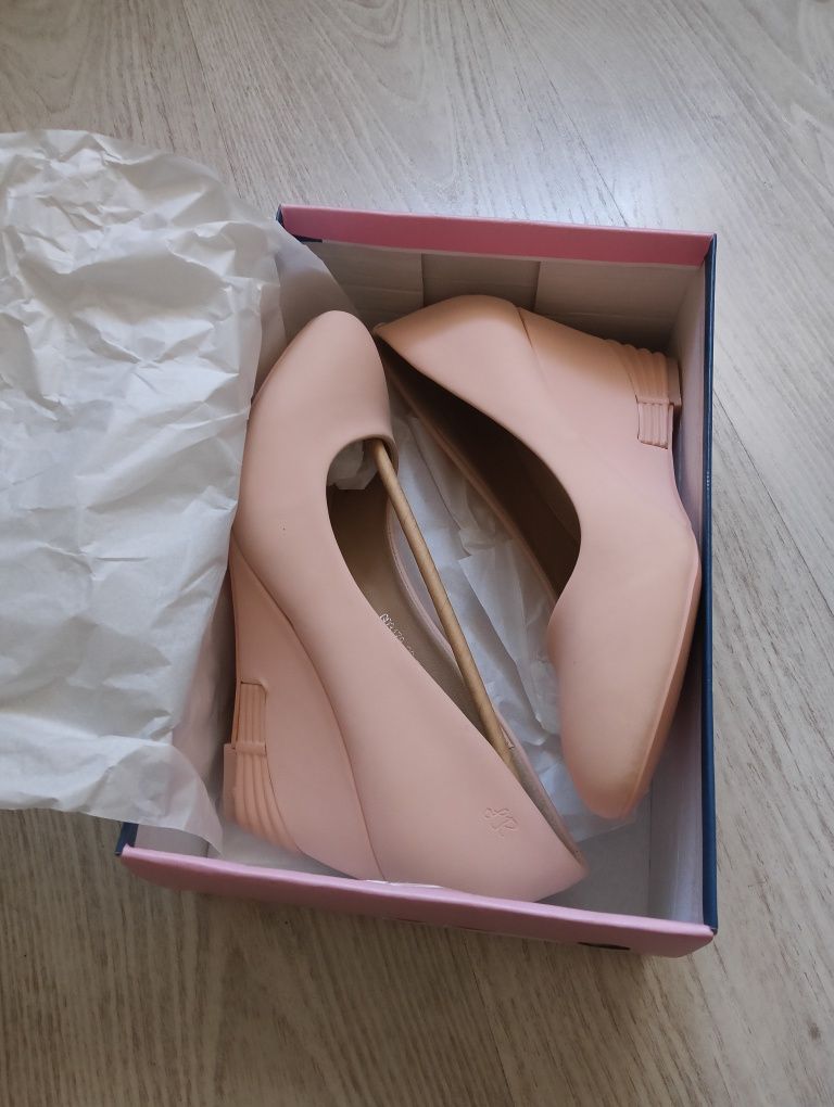 Nowe buty, czółenka na koturnie  pudrowyy róż rozm. 38  wkl. 24,5 cm
