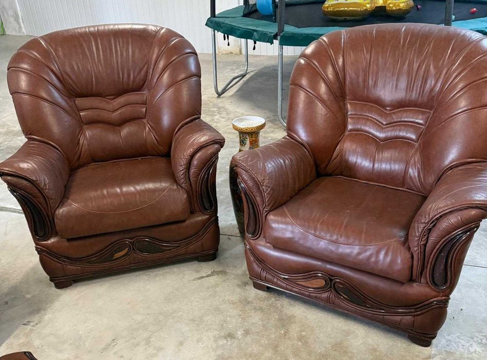 Conjunto 3 Sofás de pele, um deles sofá cama