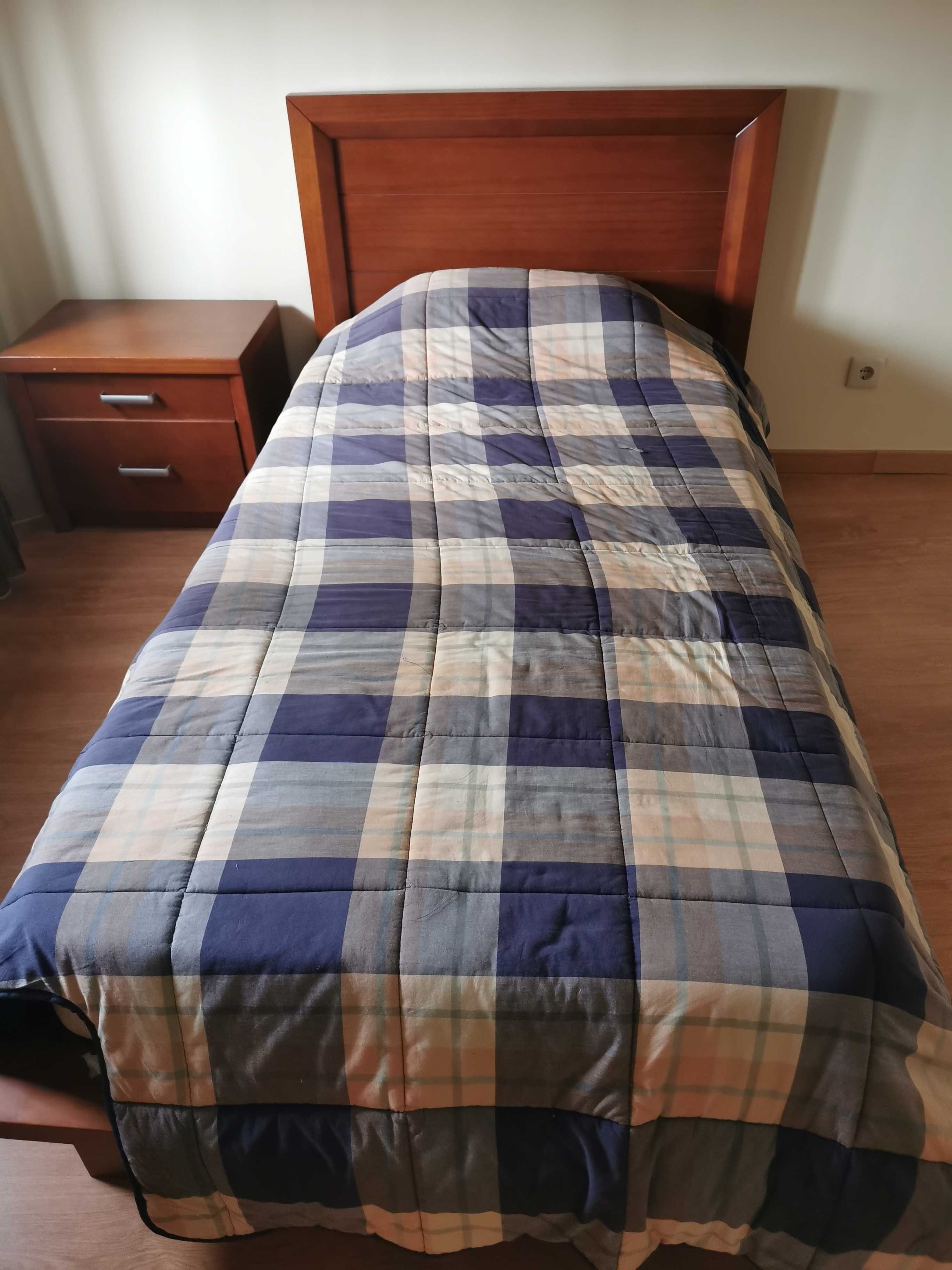 Sommier solteiro (cama) +mesinha cabeceira com colchão