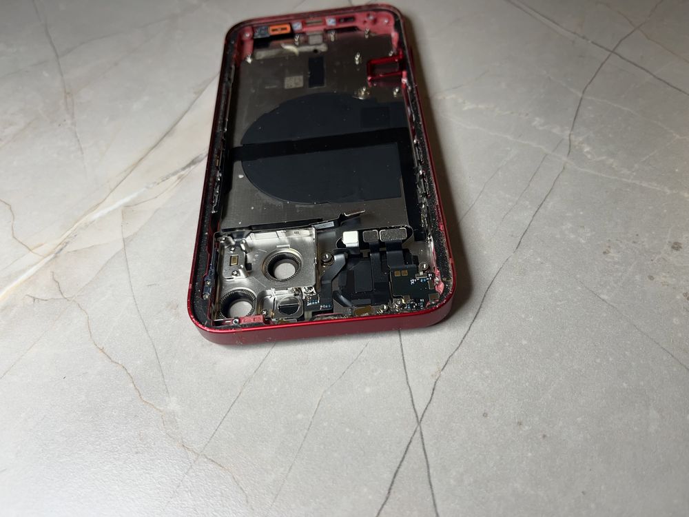 Korpus iPhone 13 czerwony