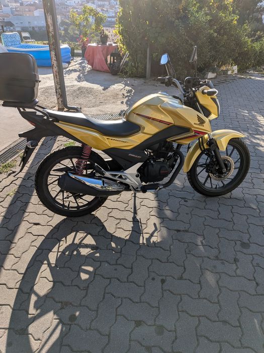 CB125 F - Amarela