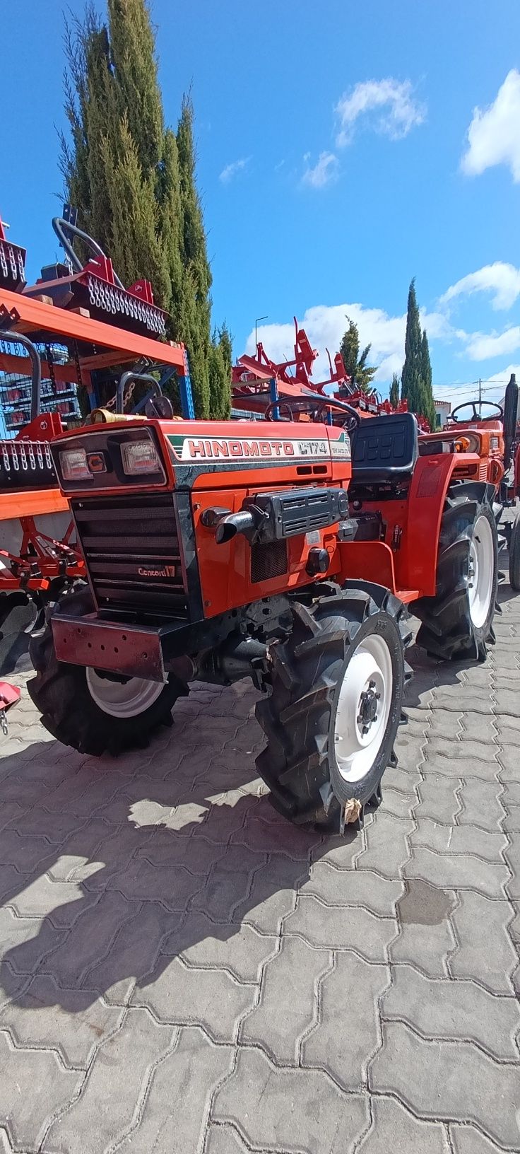 Trator HINOMOTO C174 4x4