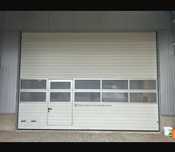 Brama z drzwiami Hormann 550x400 segmentowa garażowa panelowa aluminio