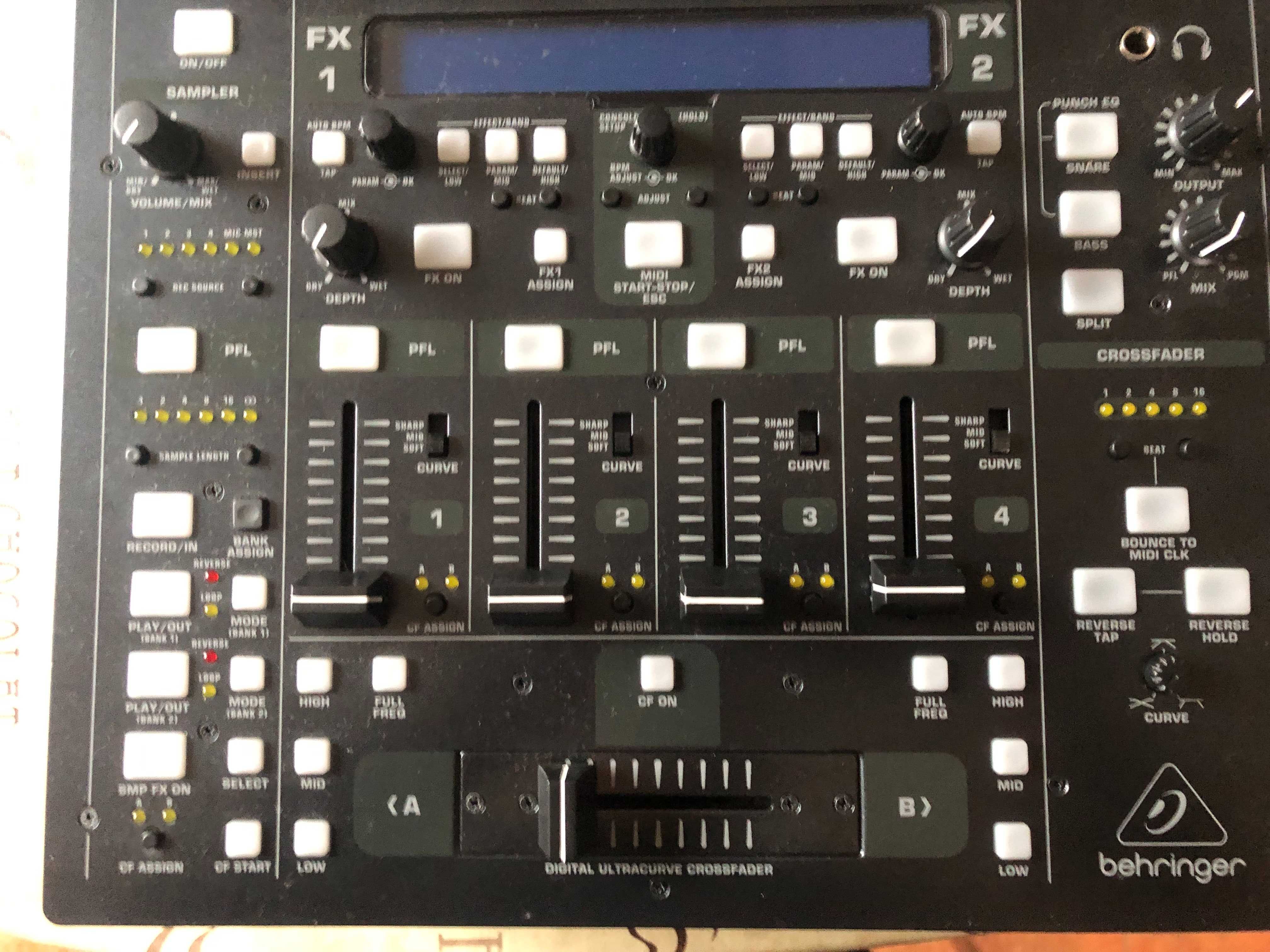 Mesa de Mistura DJ Behringer DDM4000