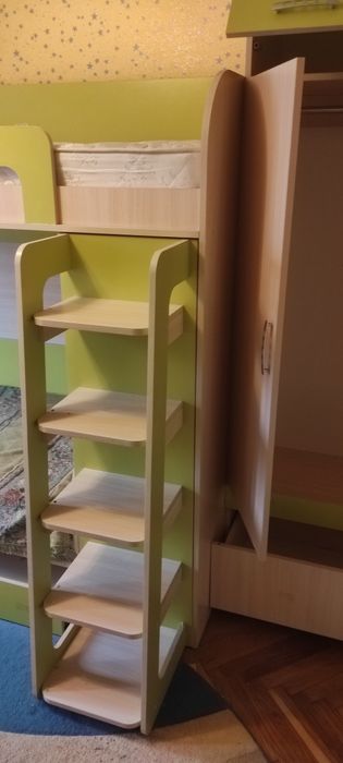 Дитяча спальня Двохповерхове ліжко Шафа Стіл Полиці