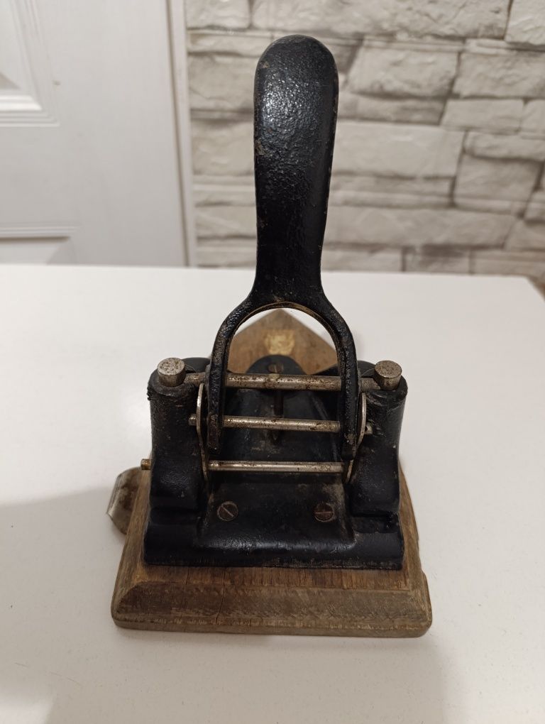 Żeliwny dziurkacz biurowy Delfin PRL vintage