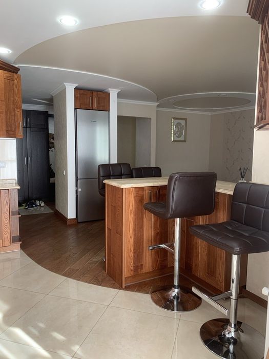 Продаж 3-кімнатної квартири по вул. Коновальця р-н Канада