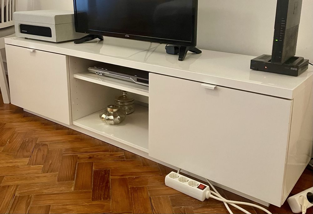 Móvel de Televisão Branco com Arrumação