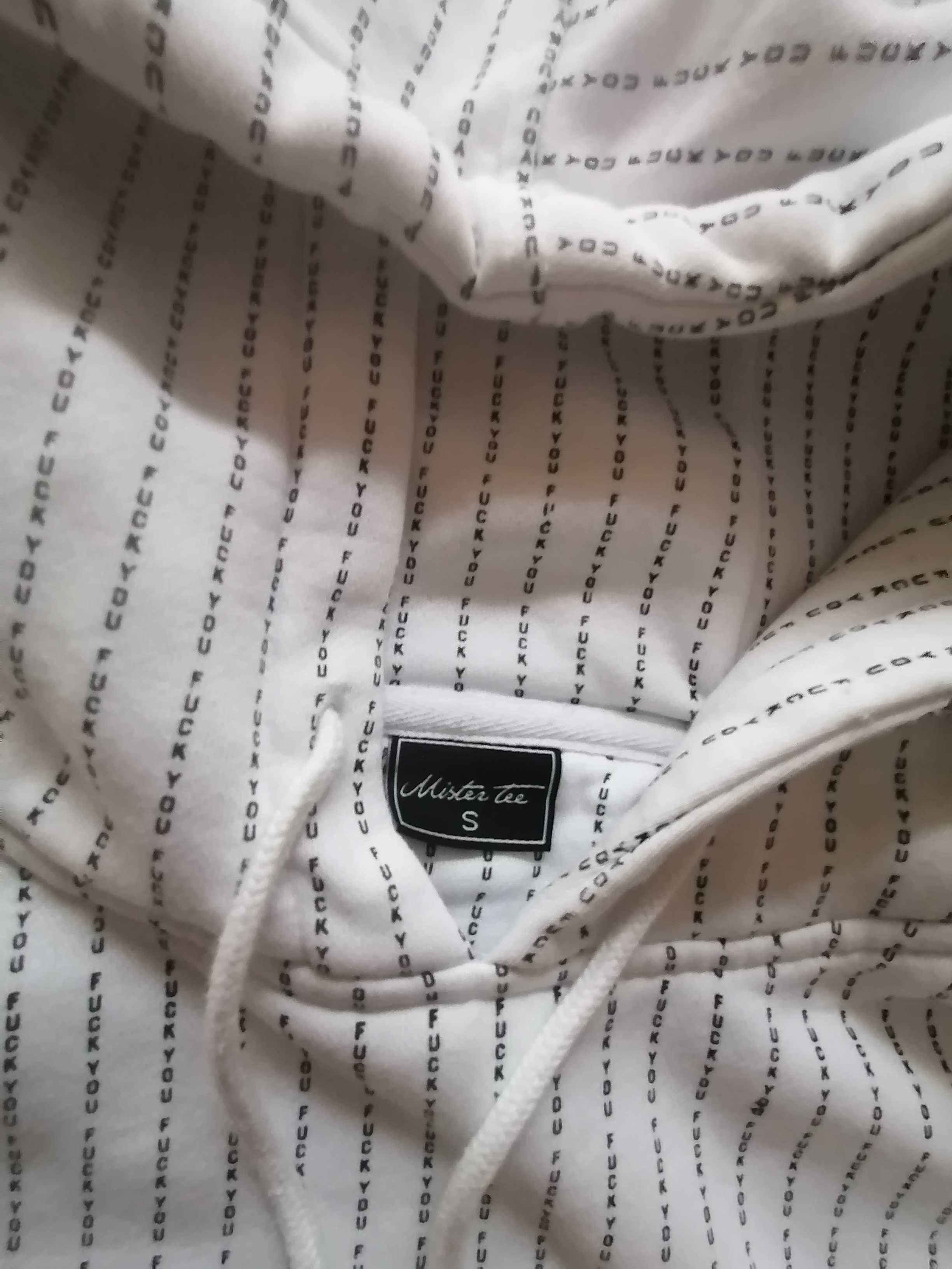 Wyjątkowa biała bluza z odważnym nadrukiem marki MISTER TEE