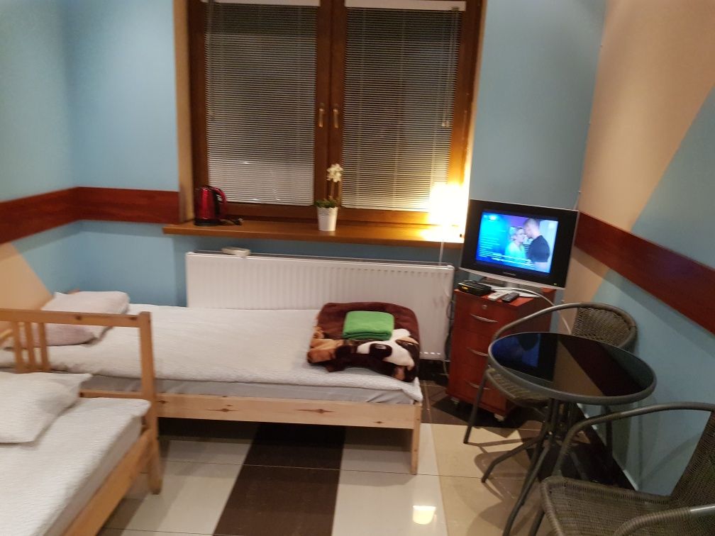 Pokój pokoje 1-5os Łazienka Hostel Siłownia Sauna Nocleg Rzgów Mandori