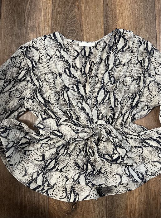 Блуза з пишним низом і рукавами