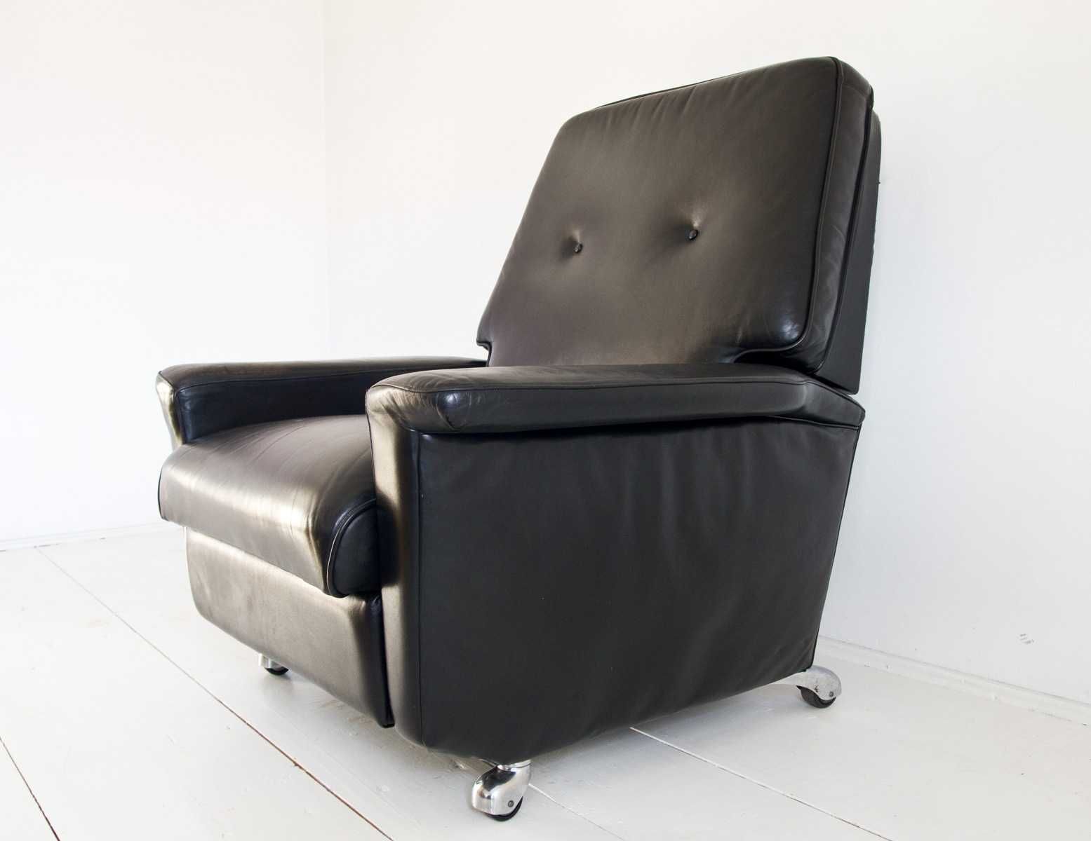 Czarny rozkładany fotel skóra lata 50 vintage retro